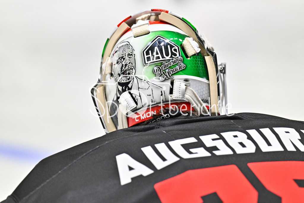 Augsburger Panther - Löwen Frankfurt | Das warmup beider Mannschaften / im Bidl die neue Maske von AEV Keeper Strauss MANN (Augsburger Panther #38)  / DEL: Augsburger Panther - Löwen Frankfurt, Curt Frenzel Stadiom am 11.10.2024