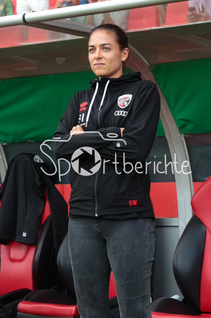 FC Ingolstadt - 1. FC Kaiserslautern | Im Bild FC Ingolstadt Trainerin Sabrina WITTMANN / vor der Partie auf der Trainerbank / Freisteller / Einzelfoto