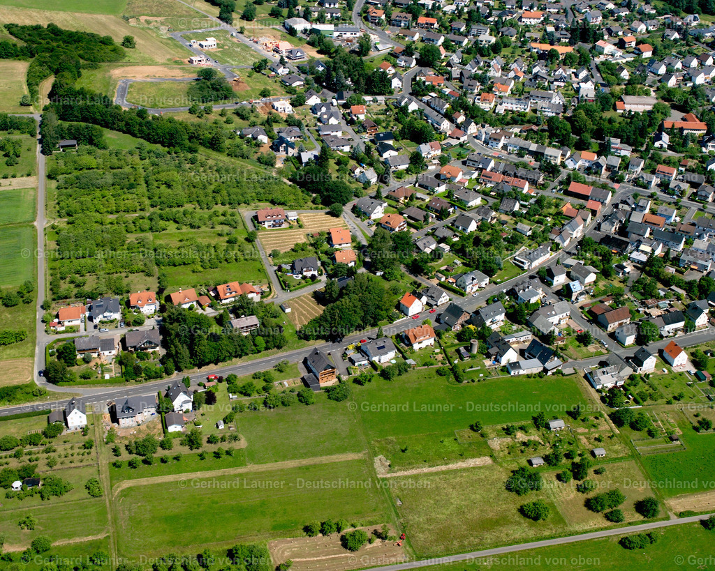 2610474 | HöRBACH 09.06.2006 Ortsansicht der Straßen und Häuser der Wohngebiete in Hörbach im Bundesland Hessen, Deutschland // Town View of the streets and houses of the residential areas in Hörbach in the state Hesse, Germany Foto: Gerhard Launer