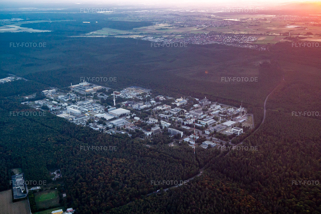 Luftbild: Sonnenaufgang über'm KIT - Karlsruhe Institute of Technology Campus North im Ortsteil Leopoldshafen in Eggenstein-Leopoldshafen im Bundesland Baden-Württemberg in Deutschland. Foto: IMG_138416.jpg vom 16.09.2023 durch Werner Riehm/FLY-FOTO.deWWW.KIT.EDU