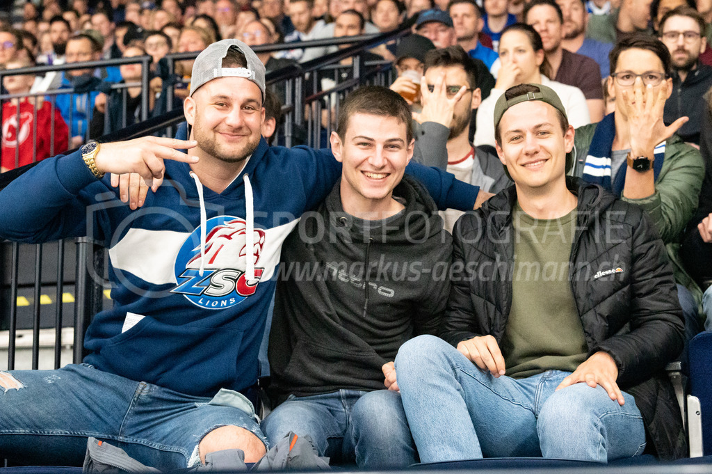 Swiss National League Final Game 2: ZSC Lions - EV Zug | 20.04.2022, Zürich, Hallenstadion, Swiss National League Final Game 2: ZSC Lions - EV Zug, Zürcher Fans. - Realisiert mit Pictrs.com