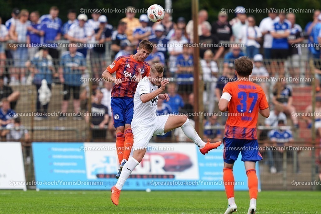 xYDR20072501027 | 20.07.2025, xydrx, Fußball, Rot Weiss Ahlen - FC Schalke 04, Testspiel, Wersestadion: Felipe Sanchez (FC Schalke 04 #2) im Zweikampf gegen Davin Woestmann (Rot Weiss Ahlen #27)