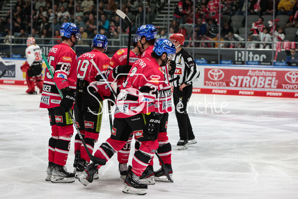 Augsburger Panther - Koelner Haie  | Die Panther freuen sich ueber den Treffer zum 1-2 durch Andrew LeBlanc (AEV #19)