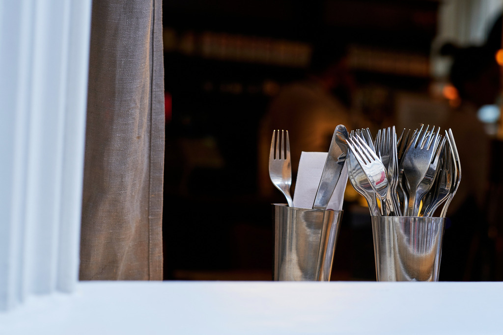 Cafe Engländer, Besteckteile im Fenster | Wien, Austria - August 06, 2019: Cafe Engländer, Besteckteile im Fenster. - Realisiert mit Pictrs.com