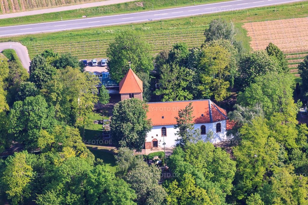 Luftbild: Protestantische Kirche Wollmesheim im Ortsteil Wollmesheim in Landau im Bundesland Rheinland-Pfalz in Deutschland. Foto: IMG_27248.jpg vom 23.05.2010 durch Werner Riehm/FLY-FOTO.deWWW.KIRCHE-MOERZHEIM-WOLLMESHEIM.DE