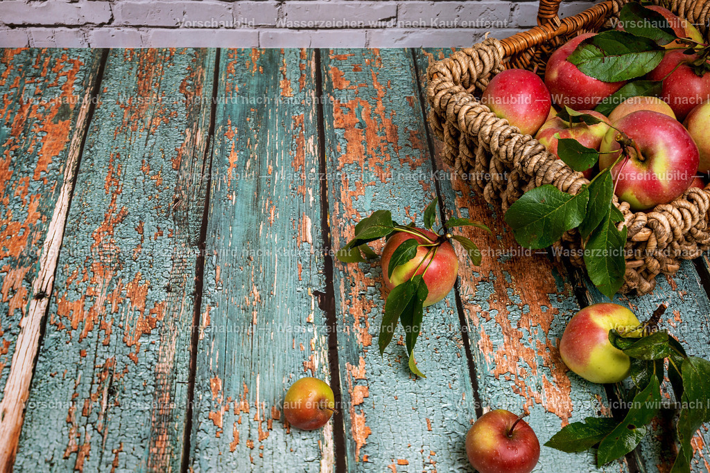 frisch geerntete Äpfel im Weidenkorb | frisch geerntete Äpfel im Weidenkorb auf alter, rustikalen Tischplatte. - Realisiert mit Pictrs.com