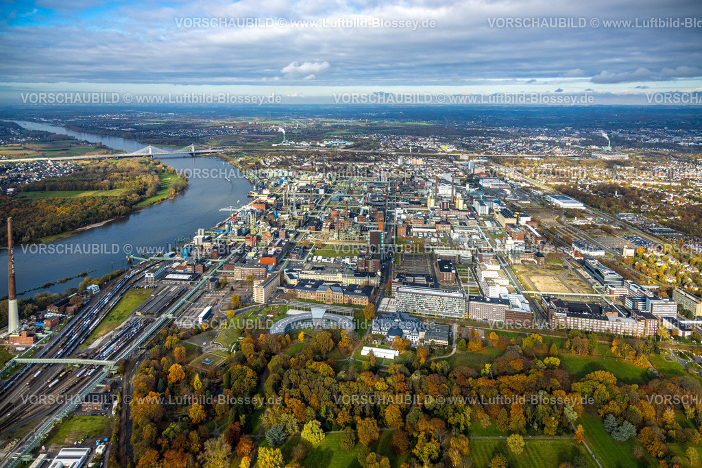Leverkusen231100612BayerLeverkusen Bayer AG | Luftbild, Chempark Leverkusen Chemiepark (ehemals Bayerwerk) am Fluss Rhein, Industrieanlage, halbrundes Gebäude der Konzernzentrale Bayer AG, Bayer Kasino, Himmel und Fernsicht, umgeben von herbstlichen Laubbäumen, Wiesdorf, Leverkusen, Rheinland, Nordrhein-Westfalen, Deutschland