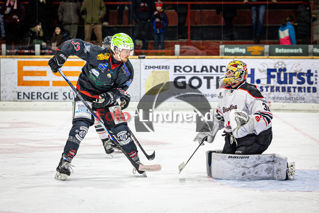 Peißenberg MINERS gegen EV Dingolfing ISAR RATS | Eishockey Bayernliga 2025/26 Vorrunde 28. Spieltag, Peißenberg MINERS gegen EV Dingolfing ISAR RATS, 20260118,Weiland PARRISH (MINERS 13) in Aktion,2026-01-18 in Peißenberg (flatbuy Arena Peißenberg), Weiland PARRISH (MINERS 13), Christoph SCHEDLBAUER (Dingolfing Torwart 31)Copyright: WolfgangxLindner www.foto-lindner.de
