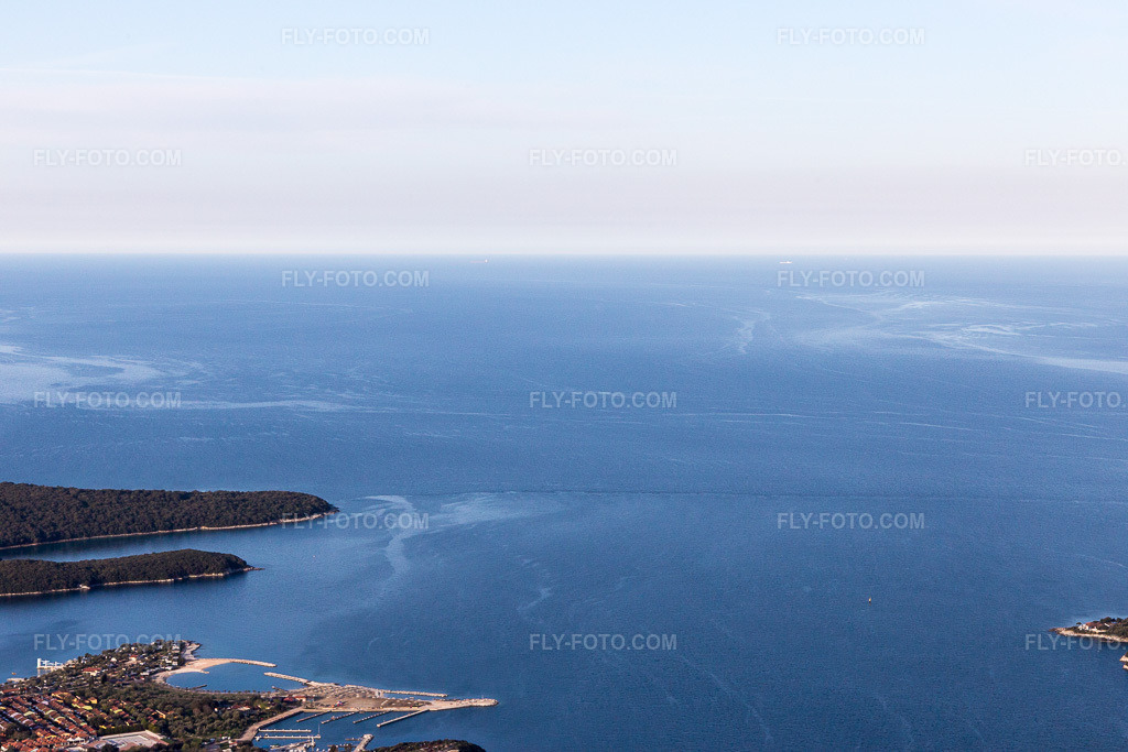 Aerial view: View of the town in Vrsar in the state Gespanschaft Istrien, Croatia. – Photo: IMG_106307.jpg taken on 04/14/2018 by Werner Riehm/FLY-FOTO.com – Resolution of the original: 5472 x 3648 px