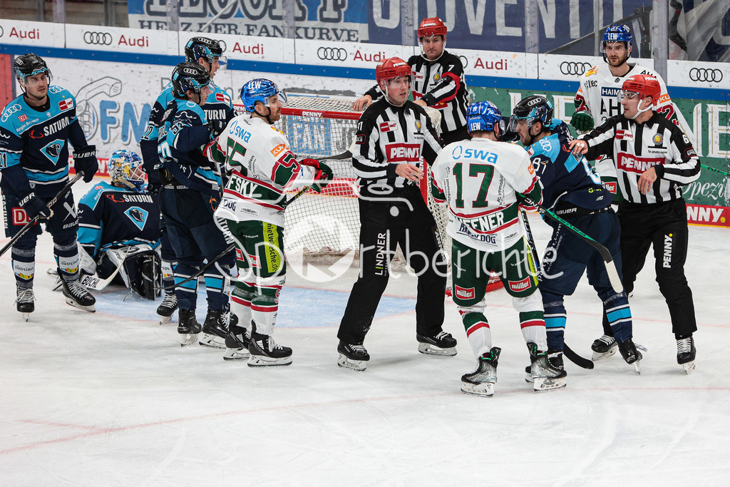 ERC Ingolstadt - Augsburger Panther | Fabio WAGNER (ERC #5) und Ryan KUFFNER (AEV #17) haben sich in den Haaren