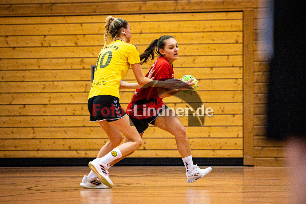 TSV Weiheim gegen SC Weßling | Habdball Bezirksoberliga Frauen 2025/26, TSV Weiheim gegen SC Weßling, 20251025,Zweikampf,2025-10-25 in Weilheim (Jahnhalle)Valentina PREISSING (TSV Weilheim 6), Laura PFANNES (SC Weßling 10)Copyright: WolfgangxLindner