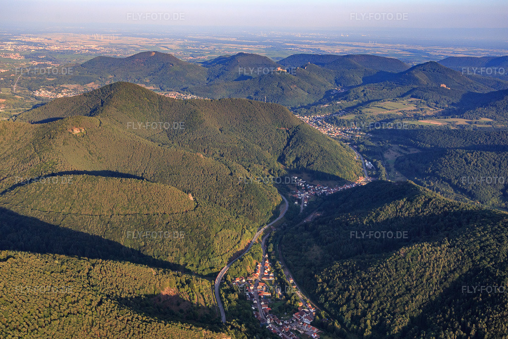 Luftbild: Queichtal Richtung Ost in Rinnthal im Bundesland Rheinland-Pfalz in Deutschland. Foto: IMG_084150.jpg vom 29.08.2015 durch Werner Riehm/FLY-FOTO.de