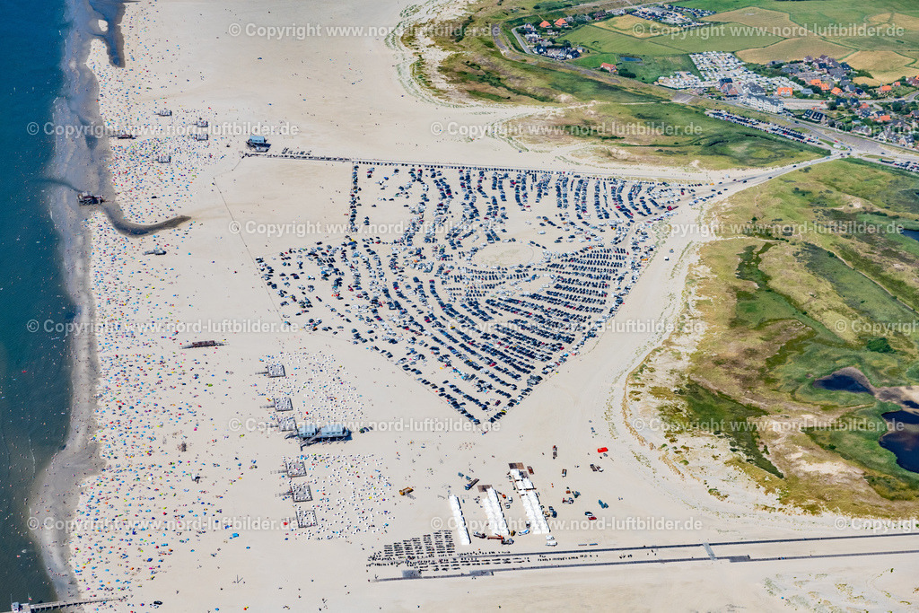 St. Peter_Ording_ELS_0428130822 | SANKT PETER-ORDING 13.08.2022 Küsten- Landschaft am Sandstrand der Badestelle Ording Nord im Ortsteil St. Peter-Ording in Sankt Peter-Ording im Bundesland Schleswig-Holstein, Deutschland. Am Strand vor St. Peter- Ording ist in den Monaten März bis Ende Oktober das Strand- Parken gegen Gebühr erlaubt. Strandparkplatz am Weststrand. // Coastal landscape on the sandy beach of the bathing area Ording Nord in the district St Peter-Ording in Sankt Peter-Ording in the state Schleswig-Holstein, Germany. Foto: Martin Elsen