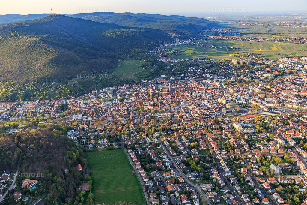 Luftbild: Stadtübersicht aus Süden in Neustadt an der Weinstraße im Bundesland Rheinland-Pfalz in Deutschland. Foto: IMG_106604.jpg vom 17.04.2018 durch Werner Riehm/FLY-FOTO.de