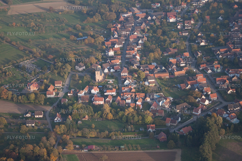 Vue aérienne: Vue de la ville à Mitschdorf dans le département Bas Rhin, France – .Photo: IMG_54219.jpg prise le 21/10/2012 par Werner Riehm/FLY-FOTO.eu – Résolution de l'original: 4752 x 3168 px