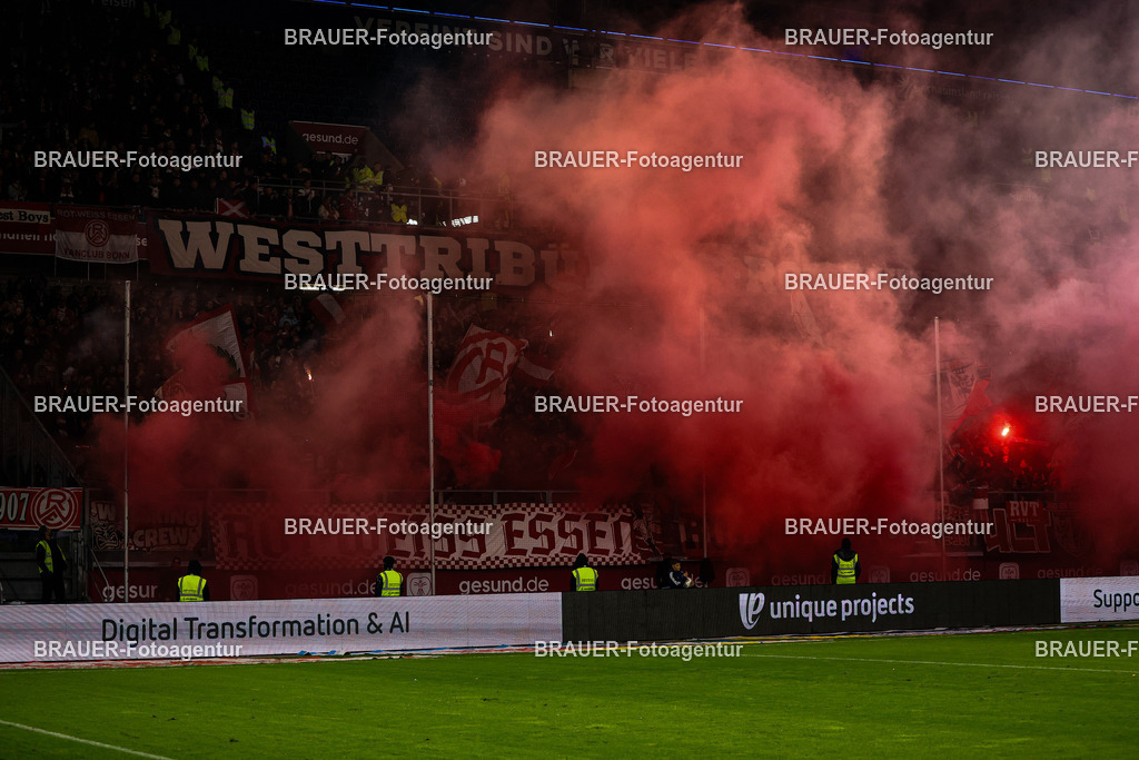 MSV Duisburg - Rot-Weiss Essen  | Duisburg, Deutschland, 26.10.2025 Fans von Rot-Weiss Essen zünden Pyrotechnik im Fanblock während des 3.Liga Spiels zwischen MSV Duisburg und Rot-Weiss Essen in der Schauinsland-Reisen-Arena am 26.10.2025 in Duisburg (Foto von Timo Bluhmki-Schmidt/ Brauer Fotoagentur