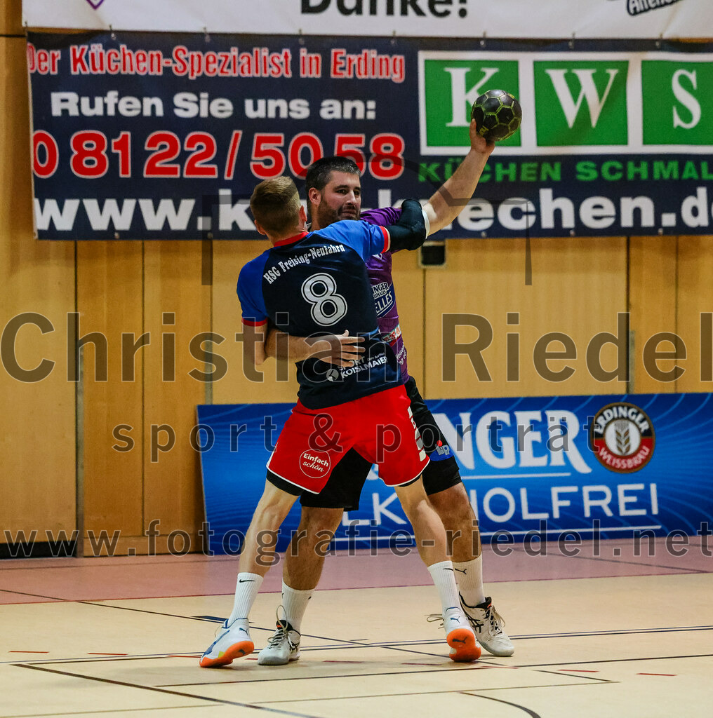 2023-10-14_015_SpVgg_Altenerding_gegen_HSG_Freising_Neufahrn | Erding, Deutschland, 14.10.2023:
Handball, Bezirksoberliga Männer 2023 / 2024, 4. Spieltag, SpVgg Altenerding gegen HSG Freising-Neufahrn, Endergebnis: 27:26

Konstantin Vopel (HSG Freising-Neufahrn, #8), Christian Loris (SpVgg Altenerding, #11)

Foto: Christian Riedel / fotografie-riedel.net