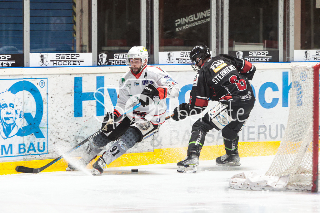 EHC Königsbrunn - TSV Peißenberg | Dominik EBENTHEUER (TSV #91) im Duell mit Marco STERNHEIMER (EHC #6)