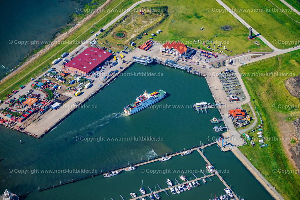Juist_Hafen_Frisia_Vi_ELS_6011050924 | JUIST 05.09.2024 Hafenanlagen der Nordseeinsel Juist mit der Fähre "Frisia VI" im Bundesland Niedersachsen. Weiterführende Informationen bei: Inselgemeinde und Kurverwaltung Juist. // Port facilities on the North Sea island of Juist with the ferry "Frisia VI" in the state of Lower Saxony. Further information at: Inselgemeinde und Kurverwaltung Juist. Foto: Martin Elsen