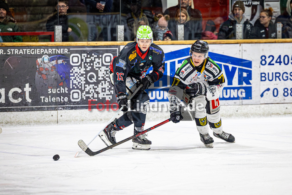 Peißenberg MINERS gegen EA Schongau MAMMUTS | Eishockey Bayernliga 2025/26 Vorrunde 20. Spieltag, Peißenberg MINERS gegen EA Schongau MAMMUTS, 20251221,Zweikampf,2025-12-21 in Peißenberg (flatbuy Arena Peißenberg), Ryan MURPHY (MINERS 15), Ravio FREIDENFELDS (EA Schongau MAMMUTS 77)Copyright: WolfgangxLindner www.foto-lindner.de