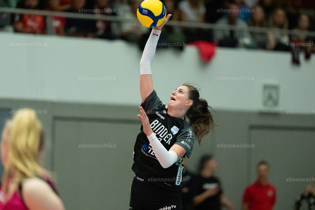 Dresdner SC - Binder Blaubären TSV Flacht, DEKRA 1. Bundesliga Frauen, Volleyball | Im Bild: Aufschlag Frauke Skrabak (11, Binder Blaubären TSV Flacht)24.10.2026, Dresdner SC -  Binder Blaubären TSV Flacht, DEKRA 1. Bundesliga Frauen, Volleyball, Deutschland, Dresden, Cyberport Arena