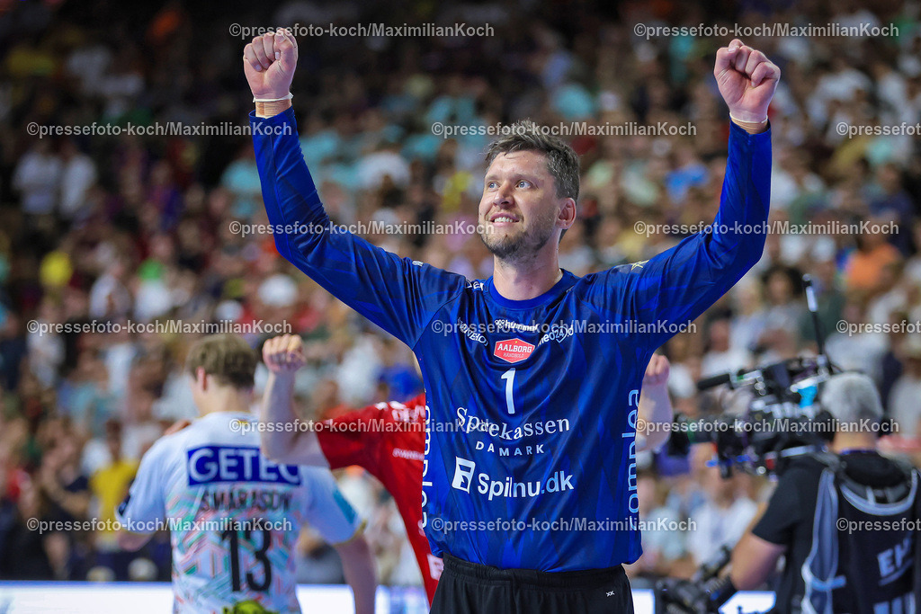 KoeEHF08062401194 | 08.06.2024, Köln, Handball, TruckScout24 EHF FINAL4, Machineseeker Champions League Men, Lanxess-Arena, Halbfinale, SC Magdeburg - Aalborg Handbold: Abschlussjubel nach dem Sieg und dem Einzug in das Finale. Torhüter Niklas Landin (Aalborg Handbold)