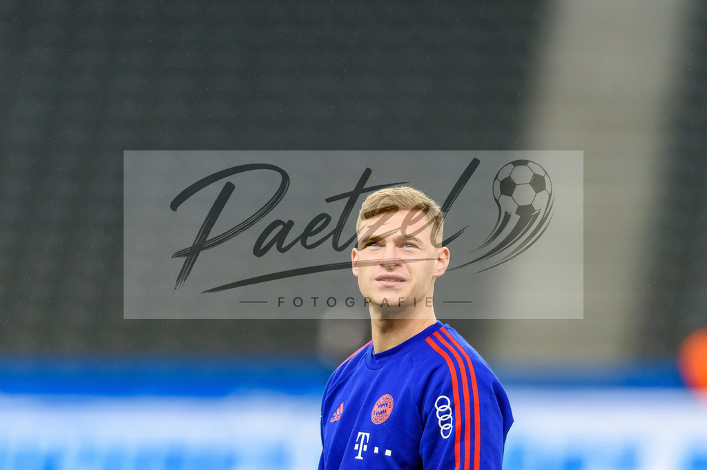 BSCFCB20220123_008 | Fussball, Herren: Joshua Kimmich (FC Bayern Muenchen) schaut bei dem Spiel der 1. Bundesliga zwischen Hertha BSC und FC Bayern Muenchen im Olypiastadion am 23.01.2022 in Berlin, Deutschland.DFB / DFL REGULATIONS PROHIBIT ANY USE OF PHOTOGRAPHS AS IMAGE SEQUENCES AND/OR QUASI-VIDEO. - Realisiert mit Pictrs.com