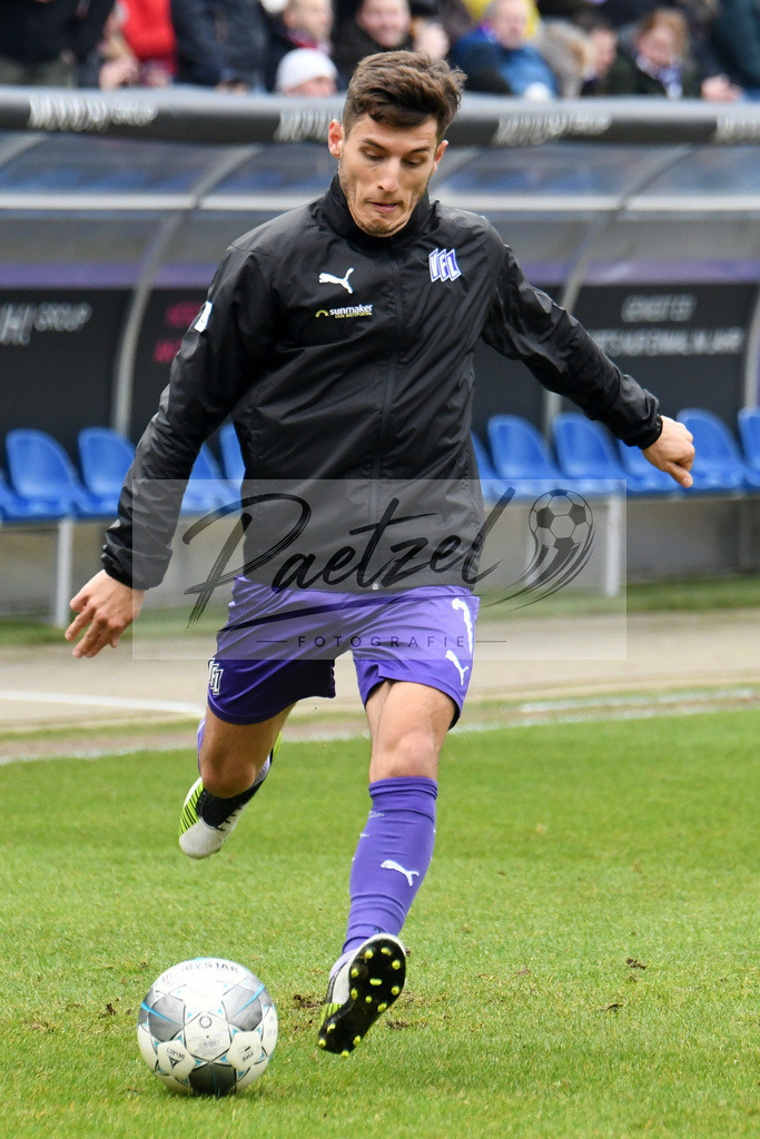 20200208_OSNFCN_0027 | Fußball, Herren: Bashkim Ajdini (VfL Osnabrueck) in Aktion, am Ball, Einzelaktion waehrend des Spiels der 2. Bundesliga zwischen VfL Osnabrueck und 1. FC Nuernberg im Stadion an der Bremer Bruecke am 08.02.2020 in Osnabrueck, Deutschland.DFB / DFL REGULATIONS PROHIBIT ANY USE OF PHOTOGRAPHS AS IMAGE SEQUENCES AND/OR QUASI-VIDEO. - Realisiert mit Pictrs.com