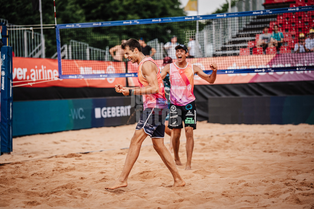 Beachvolleyball | München | Allianz German Beach Tour 2025 | Tourstop München | 03.07.2025 | v.l. Yannick Bibelriether und Valentin Schneckenburger jubeln nach dem Sieg