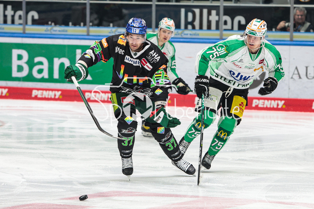 Augsburger Panther - Bietigheim Steelers | Terry BROADHURST (AEV #37) im Duell mit Teemu LEPAUS (SCB #75)