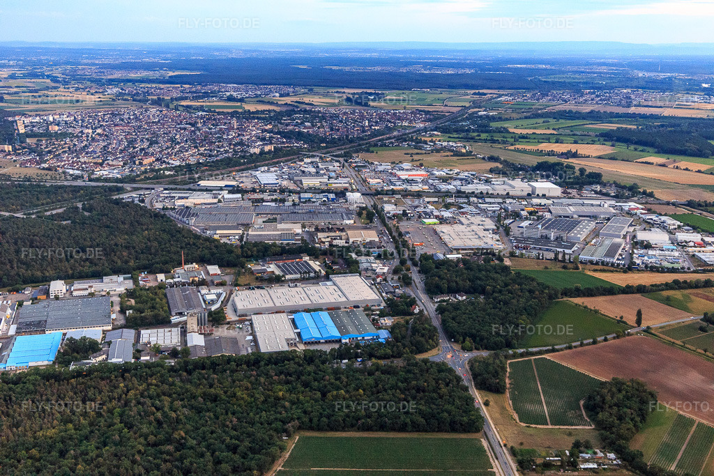 Luftbild: Industriegebiet Talhausstraße beidseits der A61 in Hockenheim im Bundesland Baden-Württemberg in Deutschland. Foto: IMG_121116.jpg vom 25.07.2020 durch Werner Riehm/FLY-FOTO.de