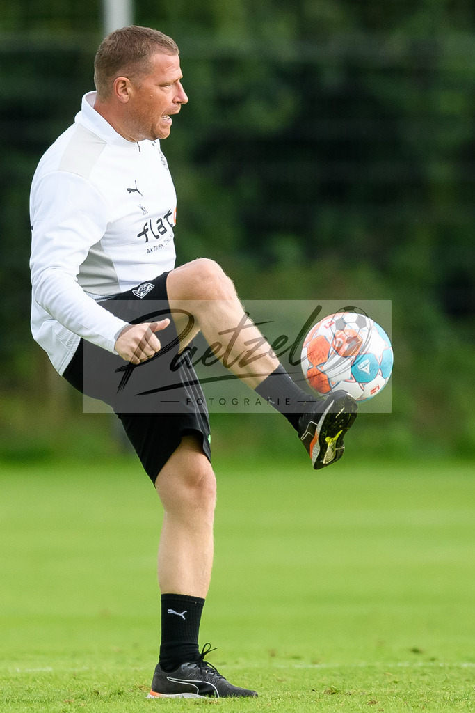 TRABMG20210719_137 | Fussball, Herren: Sportdirektor Max Eberl (Borussia Moenchengladbach) in Aktion, am Ball, Einzelaktion beim Training von Borussia Moenchengladbach waehrend des Trainingslagers auf dem Trainingsplatz am Hotel Klosterpforte am 19.07.2021 in Harsewinkel, Deutschland. - Realisiert mit Pictrs.com