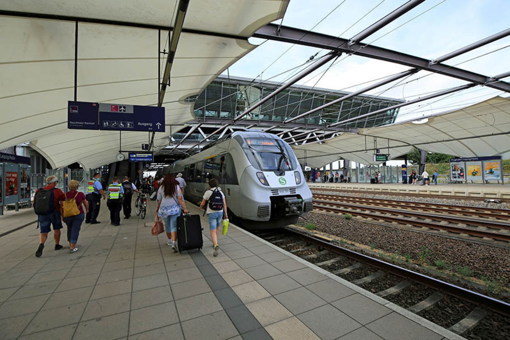 Foto: Leipzig - Flughafen Leipzig-Halle | Das Team hinter BILDLEXIKON LEIPZIG bündelt historische wie aktuelle Informationen über die Stadt Leipzig in Text und Bild auf einer Plattform und stellt diese der interessierten Öffentlichkeit zur Verfügung.