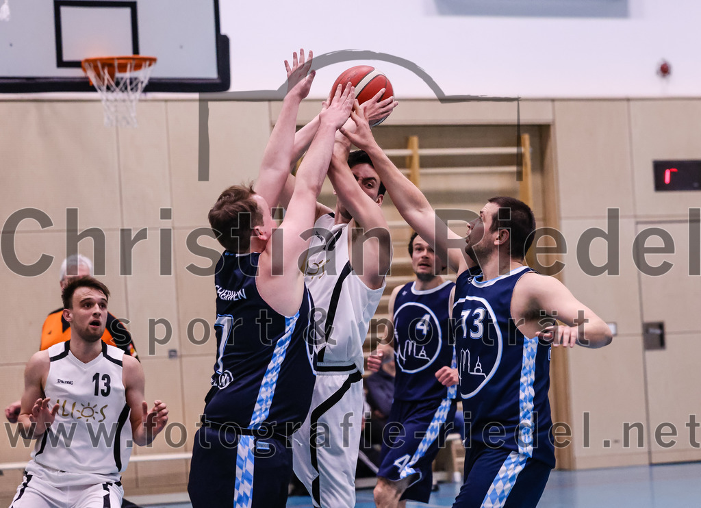 2022-04-03_099_TSV_Vaterstetten_gegen_SV_Weissblau-Allianz_Muenchen | Vaterstetten, Deutschland, 03.04.2022:
Basketball, Bezirksoberliga Herren 2021 / 2022, 14. Spieltag, TSV Vaterstetten gegen SV Weißblau-Allianz München, Endergebnis: 86:54

Maximilian Tscherwen (SV Weißblau-Allianz München, #7), Maximilian Metzger (TSV Vaterstetten, #12), Peter Fabian Klemm (SV Weißblau-Allianz München, #13)

Foto: Christian Riedel / fotografie-riedel.net