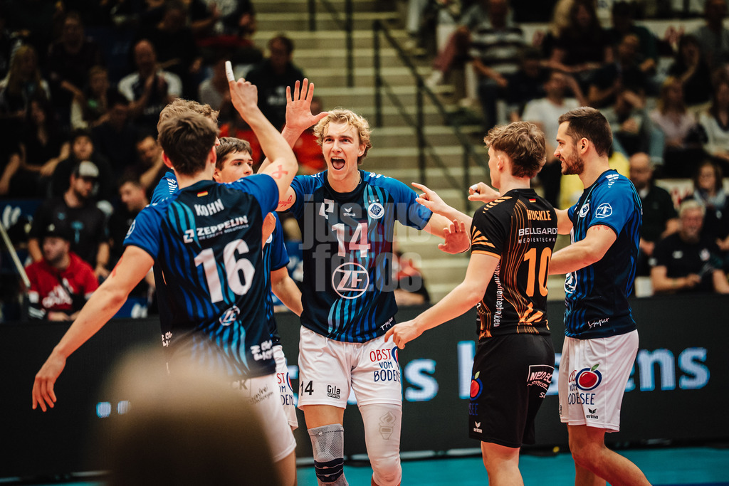 Volleyball | Herren | Saison 2025/2026 | Volleyball Ligacup | VfB Friedrichshafen vs. WWK Volleys Herrsching | 12.10.2024 | Der VfB jubelt, in der Mitte Parker James Van Buren (#14, VfB Friedrichshafen)
