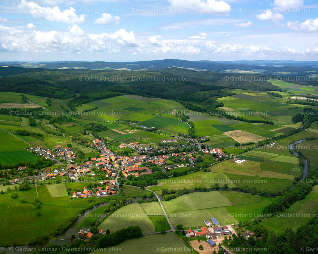 2615602 | RIMBACH 09.06.2006 Ortsansicht am Rande von landwirtschaftlichen Feldern und Nutzflächen  in Rimbach im Bundesland Hessen, Deutschland // Village view on the edge of agricultural fields and land  in Rimbach in the state Hesse, Germany Foto: Gerhard Launer