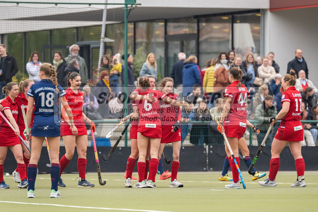 HK_20230416_107090 | 1. Bundesliga Damen Düsseldorfer HC - Rot-Weiss Köln am 16.4.2023 DHC Düsseldorf, Düsseldorf , Jule Fischer ( Rot-Weiss Köln #6 ) , Lea Thomas ( Rot-Weiss Köln #35 ) , Rebecca Grote ( Rot-Weiss Köln #9 )