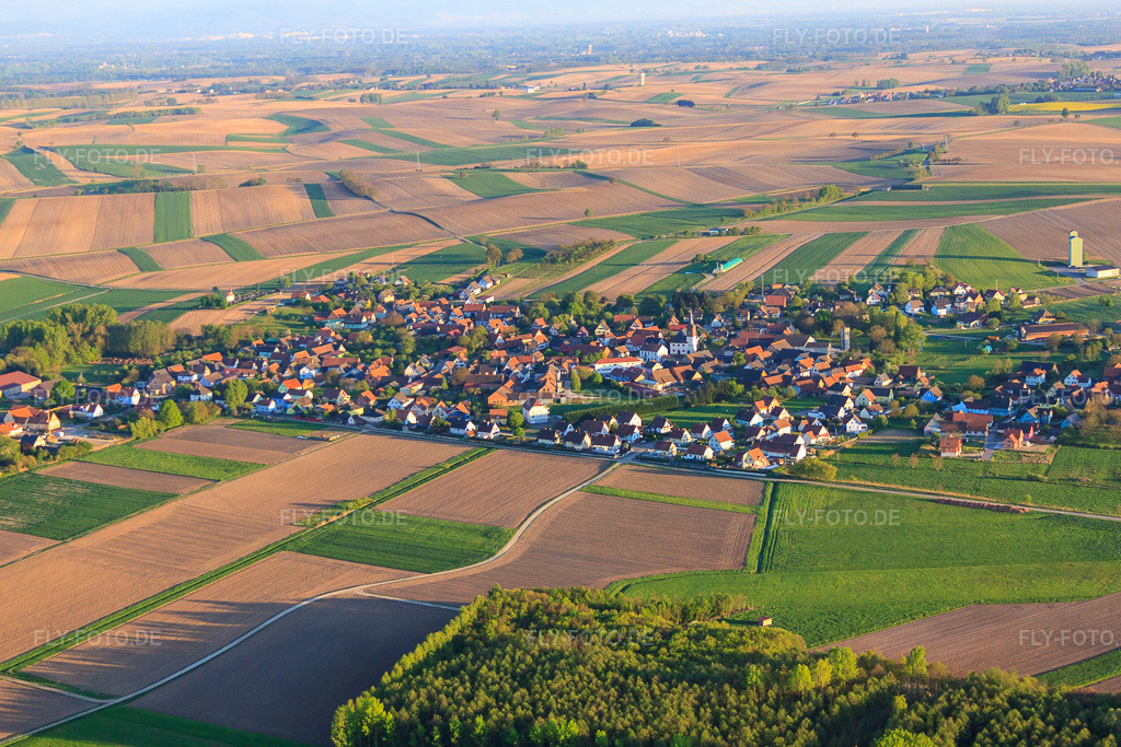 Luftbild: Ortsansicht aus Norden in Salmbach im Bundesland Bas-Rhin in Frankreich. – Foto: IMG_64416.jpg vom 17.04.2014 durch Werner Riehm/FLY-FOTO.de – Auflösung des Originals: 4752 x 3168 px