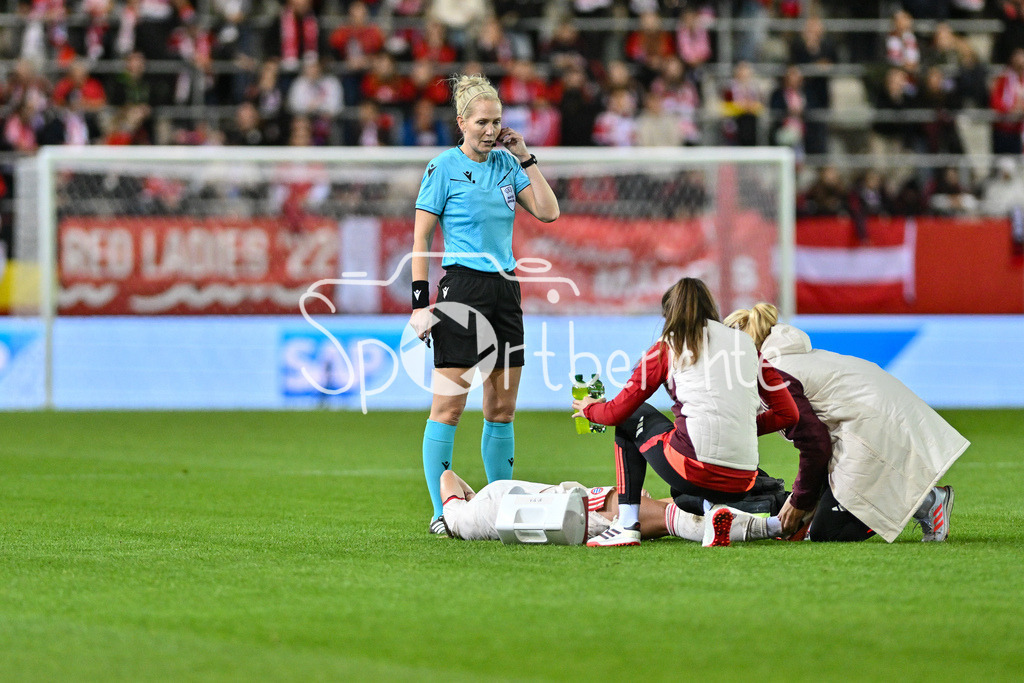 FC Bayern München Frauen - Arsenal London Frauen | die angeschlagene Giulia GWINN (FCB #7) wird behandelt / Schiedsrichterin Lina LEHTOVAARA in Aktion / UEFA Womens Champions League: FC Bayern München Frauen - Arsenal London Frauen, FC Bayern Campus am 09.10.2024