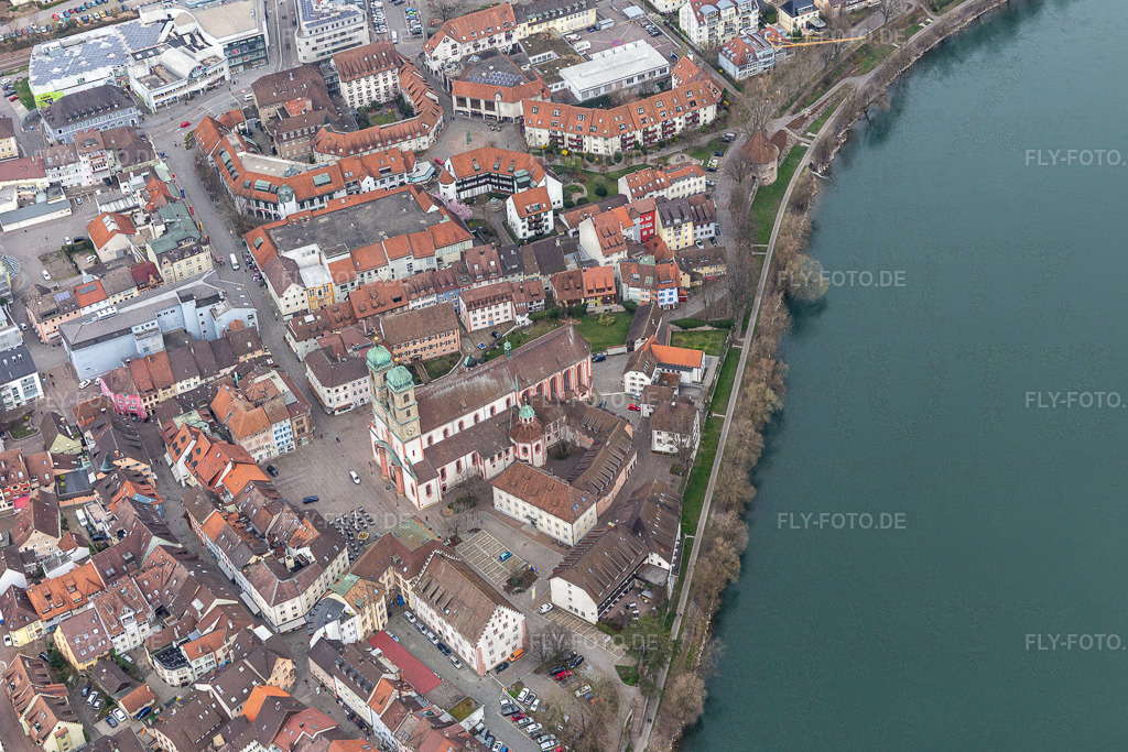 Kirchengebäude und Münster St. Fridolin im Altstadt- Zentrum der Innenstadt von Bad Säckingen. Die historische Holzbrücke über den Rhein verbindet Deutschland mit der Schweiz und dem Novartis Areal in Stein. Im Rhein die unbewohnte Rheininsel Fridoli | Luftbild: Kirchengebäude und Münster St. Fridolin im Altstadt- Zentrum der Innenstadt von Bad Säckingen. Die historische Holzbrücke über den Rhein verbindet Deutschland mit der Schweiz und dem Novartis Areal in Stein. Im Rhein die unbewohnte Rheininsel Fridolinsinsel in Bad Säckingen im Bundesland Baden-Württemberg in Deutschland. Foto: IMG_120142.jpg vom 17.03.2020 durch Werner Riehm/FLY-FOTO.de - Realisiert mit Pictrs.com