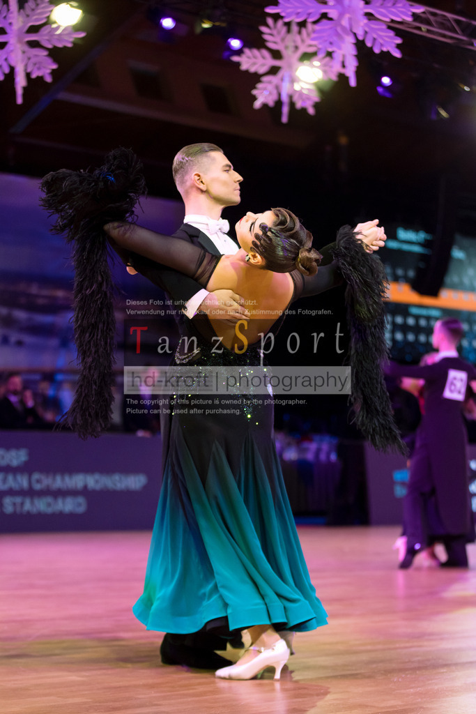 20241215_WDSF_Int_Open_Std-Riga-9204 | Tanzsportbilder, Standardtanz, Lateintanz, WDSF, DTV, LTVB, dancecomp, goc, hessen tanzt, blaues band der spree, walzer, tango, wiener walzer, slowfox, quickstepp, samba, rumba, cha-cha-cha, paso doble. jive, hd-kroft photography, turniertanzsport