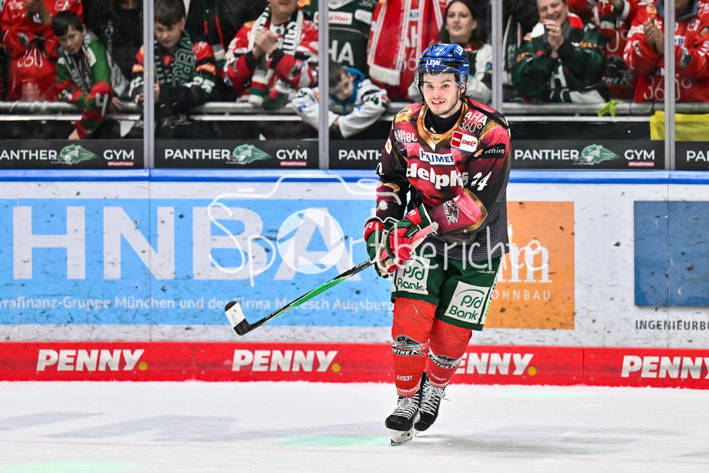 Augsburger Panther - Dresdner Eislöwen | AUGSBURG, DEUTSCHLAND - 06. MÄRZ: im Bild D. J. BUSDEKER (Augsburger Panther 14) der sich nach der Partie von den Fans feiern lässt nach dem Match zwischen den Augsburger Panthern und den Dresdner Eislöwen am 49. Spieltag der Penny DEL im Curt Frenzel Stadion