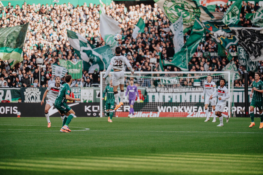 FCP04686 | Der offizielle Shop für FC St. Pauli Fotos. Wähle aus Spielszenen & Fanmomenten dein FCSP Wunschformat. Wir liefern Millerntor-Atmosphäre.