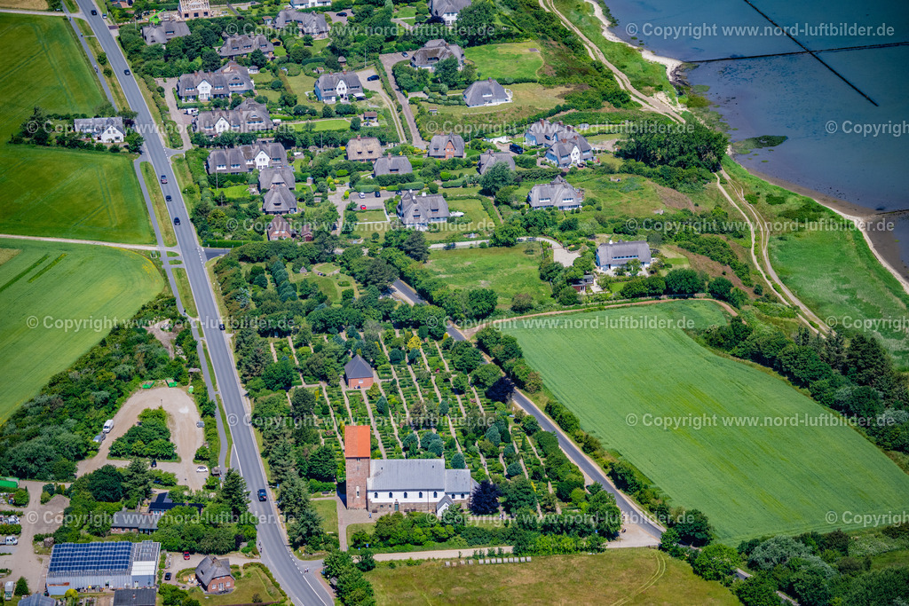 Sylt_Keitum_Kirche_St_Severin_Von_1216_ELS_0120210625 | SYLT 13.08.2025 Historischer Kirchen- Gebäudekomplex " St Serverin von 1216 " an der Straße Munkmarscher Chaussee in Sylt Nordsee - Insel im Bundesland Schleswig-Holstein, Deutschland. // Historic church building complex " St Serverin von 1216 " on street Munkmarscher Chaussee in Sylt North Sea Island in the state Schleswig-Holstein, Germany. Foto: Martin Elsen
