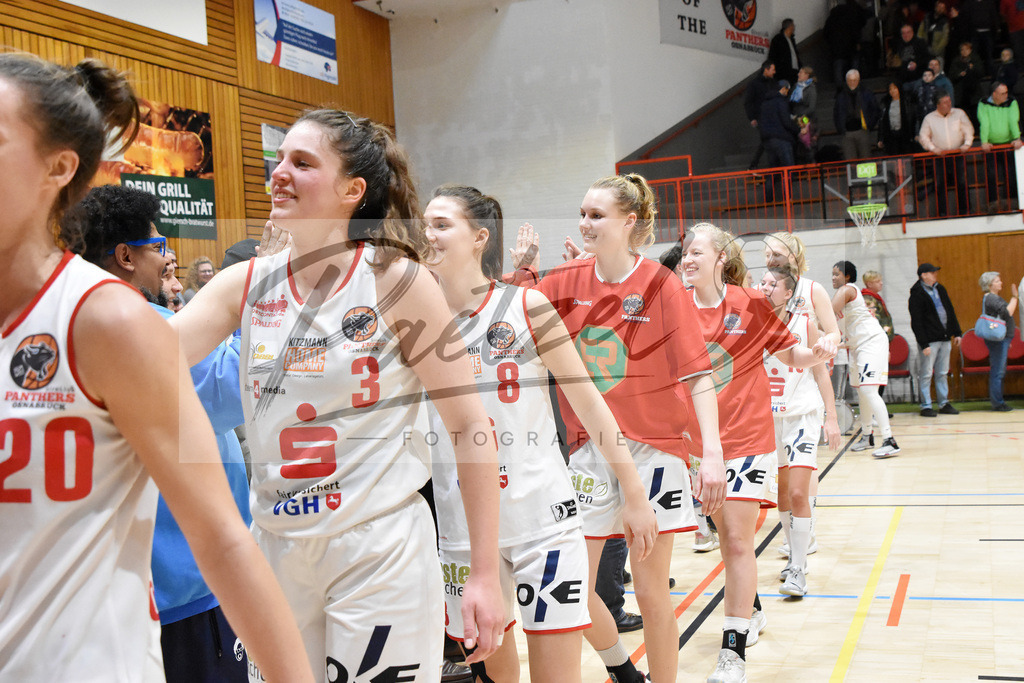 20200126_PANHAL_0068 | Basketball, Frauen: Die Mannschaft der GiroLive-Panthers Osnabrück bedanken sich bei den Fans beim Spiel der Toyota DBBL zwischen GiroLive-Panthers Osnabrück vs. GISA LIONS SV Halle am 26.01.2020 im Panthers Dome in Osnabrück, Deutschland.(Foto von Nico Paetzel) - Realisiert mit Pictrs.com