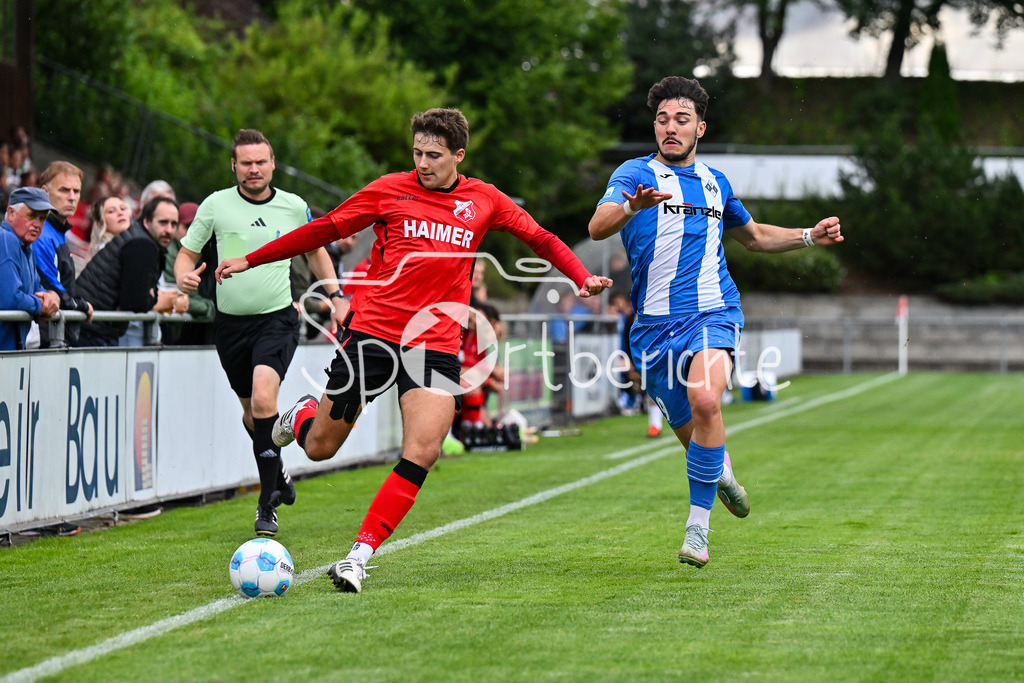 TSV Aindling - FV Illertissen | Im Duell Noah MENHART (Aindling 4) und Daniel GERSTMAYER (Illertissen 19) / Verbandspokal Bayern: TSV Aindling - FV Illertissen, TSV Aindling Hauptplatz am 05.08.2025 / Zweikampf