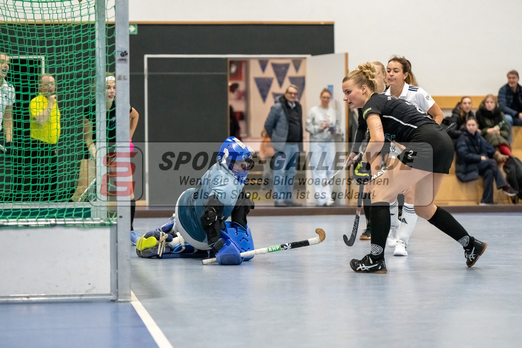 HK_20241201_109534 | 1. Bundesliga Halle Damen Düsseldorfer HC - Schwarz Weiss Köln am 1.12.2024 DHC, Düsseldorf , Anna Schruff ( Schwarz Weiss Köln #4 ) , Tessa Schubert ( Düsseldorfer HC #28 ) , Lena Kolmetz ( Schwarz Weiss Köln #2 )