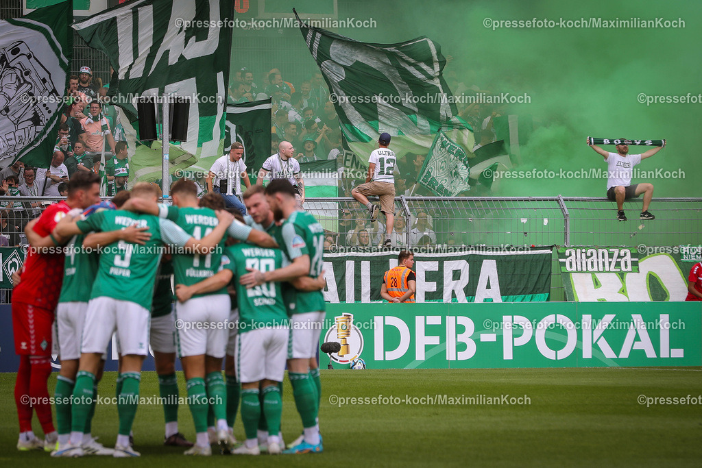 KoePokal12082302108 | 12.08.2023, Köln, Fußball, DFB-Pokal, 2023/2024, 1. Runde, Sportpark Höhenberg, FC Viktoria Köln – Werder Bremen: Choreografie der Fans im Gästeblock - Die Ultras zünden rauchtöpfe, Feuerwerkskörper, Blinker und bengalisches Feuer. DFB regulations prohibit any use of photographs as image sequences and or quasi-video.