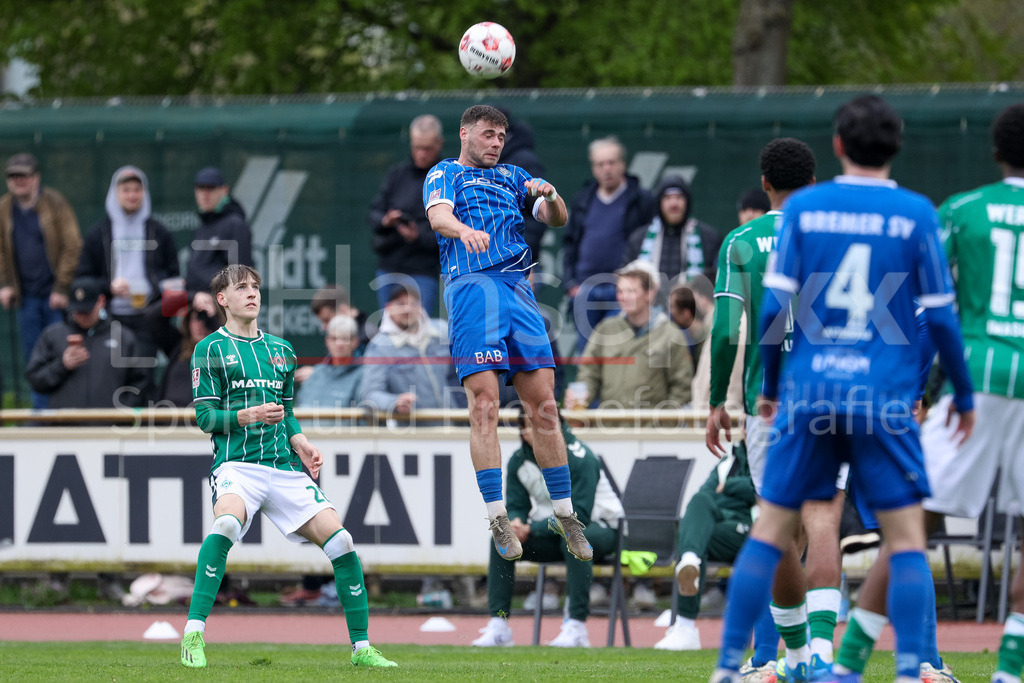 Fussball, Regionalliga Nord, SV Werder Bremen II - Bremer SV | Jan-Luca Warm (Bremer SV, 27) beim Kopfball, Aktion, Action, Spielszene
