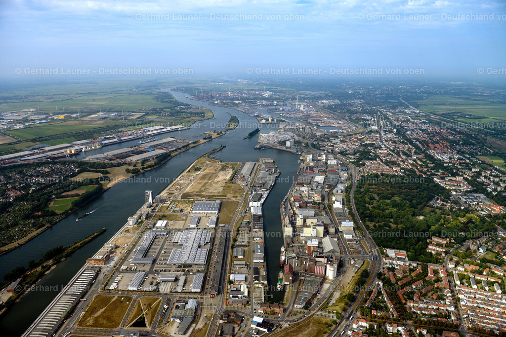 3293596 | BREMEN  Lagerhallen und Speditionsgebäude am Hafenbecken der Weser im Ortsteil Überseestadt in Bremen, Deutschland. Weiterführende Informationen bei: bremenports GmbH &amp; Co. KG. // Warehouses and forwarding building on Weser river in the district Ueberseestadt in Bremen, Germany. Further information at: bremenports GmbH &amp; Co. KG. Foto: Gerhard Launer